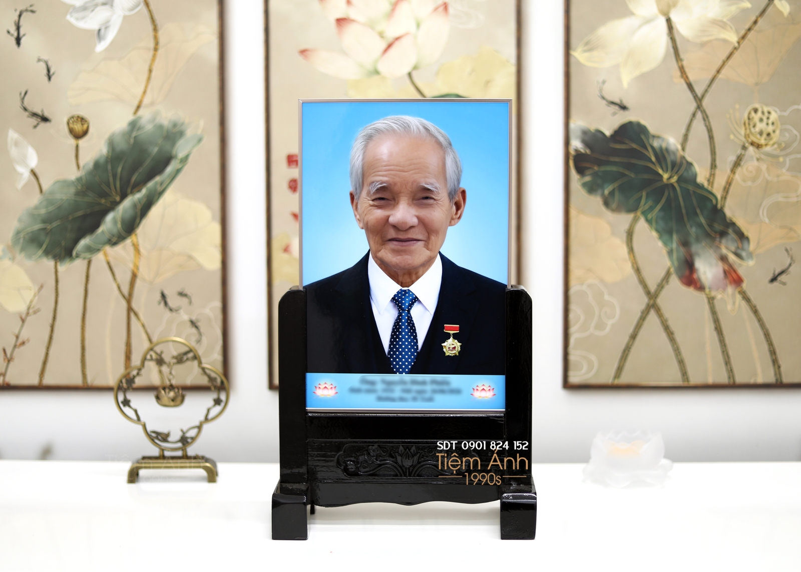 Ảnh thờ titan khung gỗ chạm hoa sen 20x30 trang nghiêm 