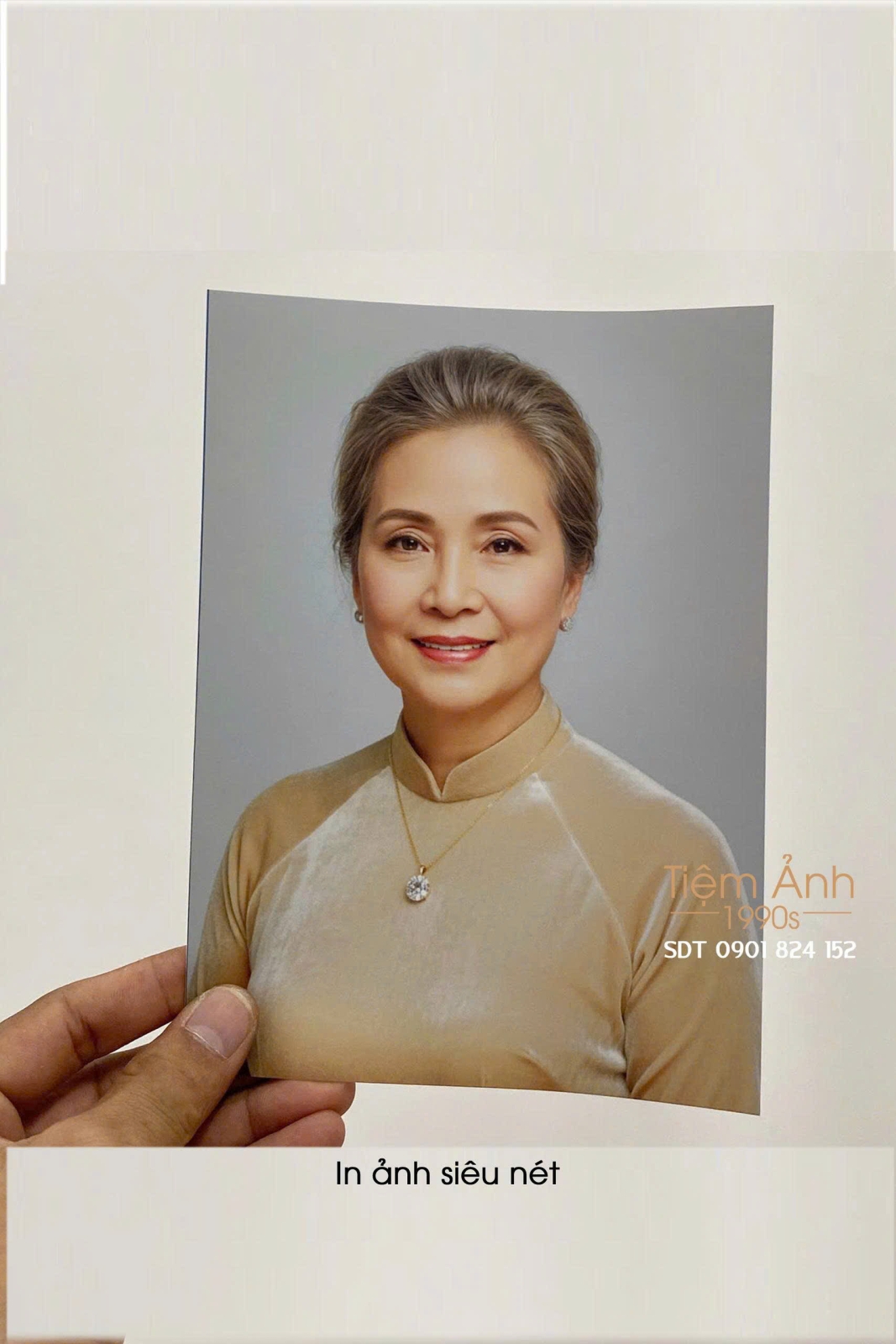 In ảnh thờ gia tiên cho bà
