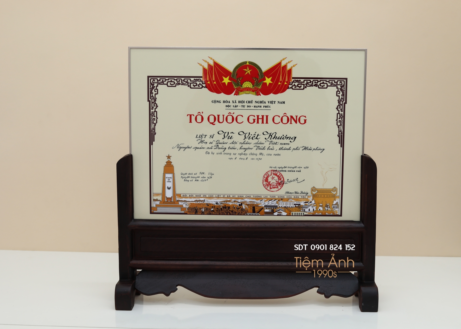 Bằng khen in ảnh viền titan chân khung gỗ hương cao cấp 