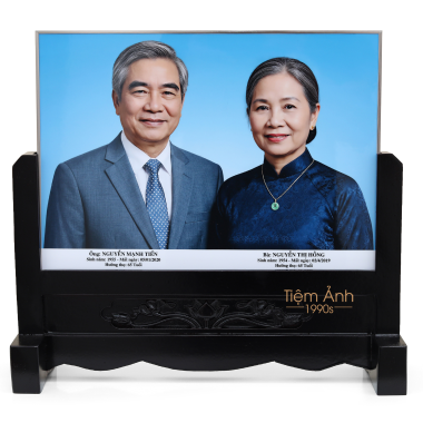 Chân Dung Thờ Đôi Viền Titan 35x25cm Chân Gỗ Chạm Hoa Sen