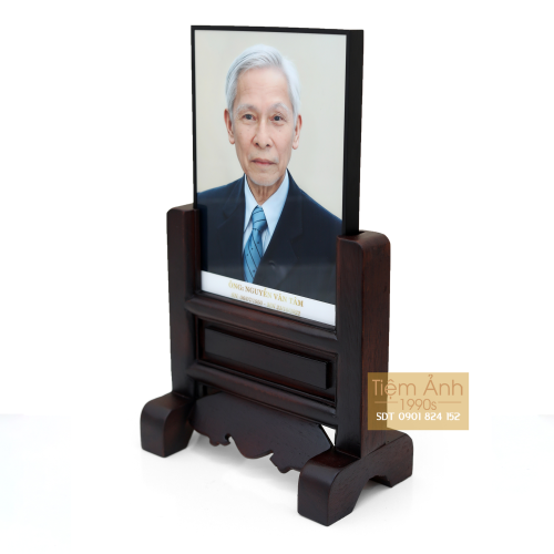 Chân dung thờ viền titan 15x21cm chân gỗ hương cao cấp 